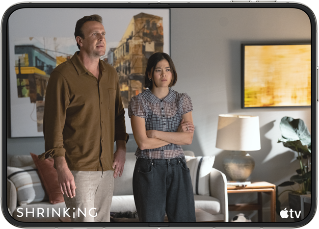 iPhone Duo, отворен в хоризонтална позиция, Apple TV сериалът „Shrinking“ на екрана
