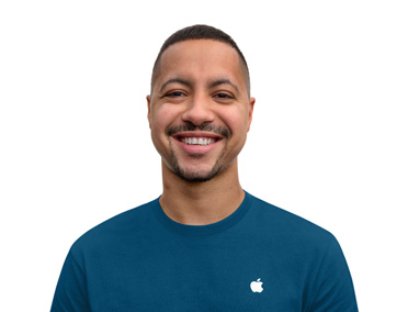 Especialista Apple sorrindo de forma amigável.