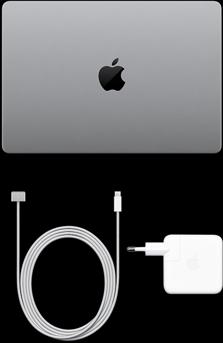 Parte de cima do MacBook Pro com Tela PROLED XDR prateado, fechado, cabo para recarga com conector USB-C e adaptador de energia