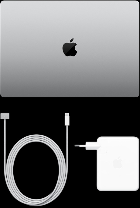 Parte de cima do MacBook Pro com Tela PROLED XDR prateado, fechado, cabo para recarga com conector USB-C e adaptador de energia