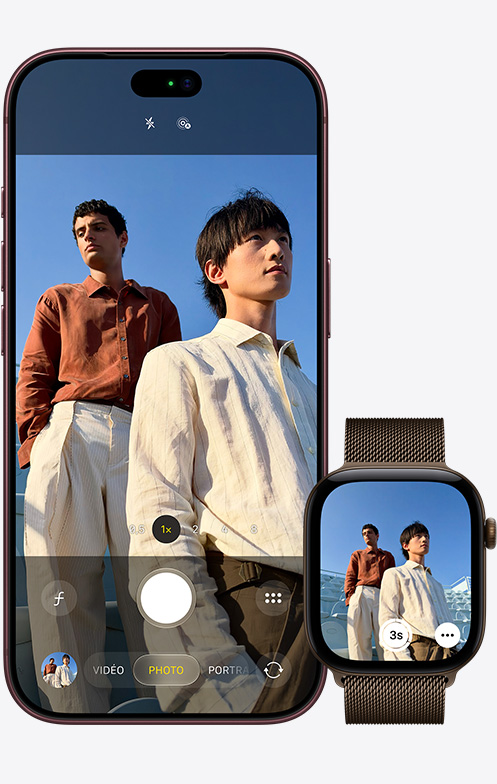 iPhone 18 Pro, face avant, caméra en cours d’utilisation pour photographier deux hommes avec un ciel bleu en arrière-plan, à côté d’une Apple Watch Ultra 3 avec l’app Caméra ouverte