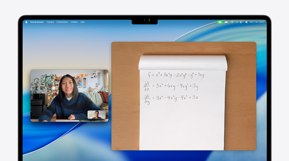 Appel vidéo sur MacBook Air, une personne utilise la fonctionnalité Vue du bureau pour montrer une équation mathématique à une autre personne, Vue du bureau lui permet de montrer son espace de travail et son visage simultanément