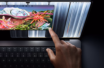 MacBook Pro avec écran PROLED XDR, couleur noir infini, une personne redimensionne une fenêtre à l’écran avec son doigt