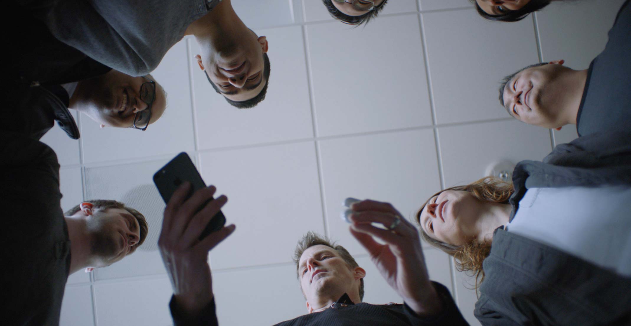 En grupp medarbetare samtalar om AirPods