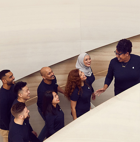 Integrantes del equipo subiendo las escaleras de un Apple Store.