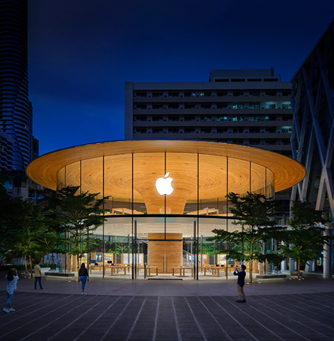  En Apple Store sedd utifrån i kvällsmörker.