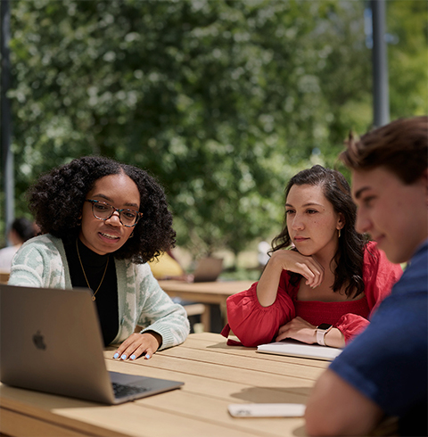 Några Apple-praktikanter jobbar tillsammans på Caffè Macs.
