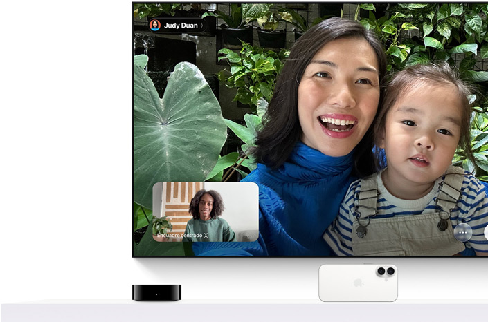 Apple TV 4K y iPhone: la pantalla de un televisor muestra una llamada FaceTime, una persona sujeta a un niño pequeño, hay un segundo interlocutor en un recuadro