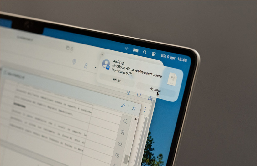 Les membres de l’équipe partagent des documents avec la clientèle rapidement et facilement grâce à AirDrop.