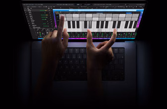MacBook Pro PROLED XDR ‑näytöllä, tähtimusta väri, käyttäjä muuttaa ikkunan kokoa näytöllä sormenpäällään