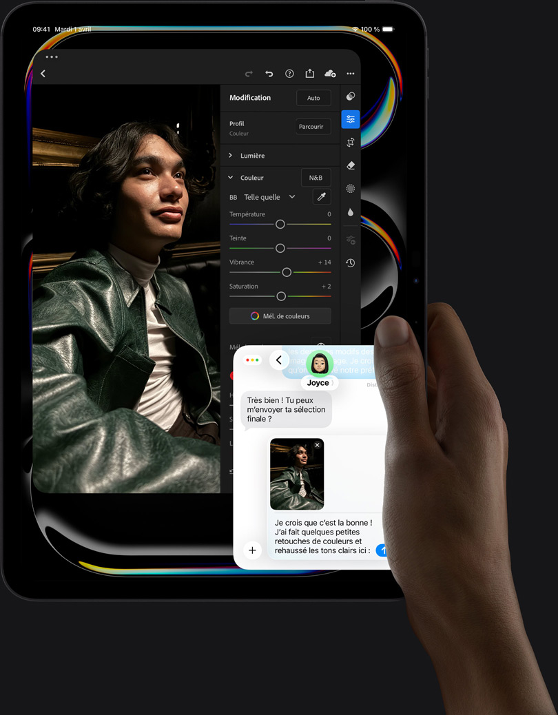 iPad Pro, face avant, orientation portrait, noir sidéral, main droite tenant l’appareil, écran affichant une app de retouche photo avec l’image d’une personne portant une veste en cuir, curseurs et outils de retouche, conversation iMessage entre la personne utilisatrice et une autre personne en train de regarder la photo