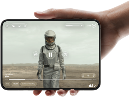 iPhone Duo, κρατιέται με το ένα χέρι, ανοιχτό σε οριζόντιο προσανατολισμό, πλήρως ξεδιπλωμένο, η εσωτερική οθόνη εμφανίζει τη σειρά του Apple TV 'Silo'