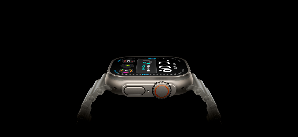 Apple Watch Ultra 4, kućište od titana, prirodna boja, desna bočna strana, Digital Crown, izdignuta bočna tipka, digitalni brojčanik, prozirni sivi Ocean Band