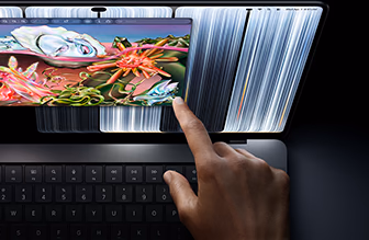 MacBook Pro dengan Layar PROLED XDR, warna hitam angkasa, pengguna mengubah ukuran jendela di layar dengan ujung jari