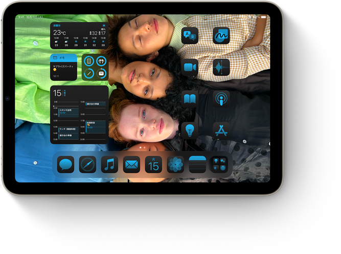 ホーム画面を表示したiPad mini。カスタマイズした壁紙に合わせてアプリやウィジェットがコーディネートされている