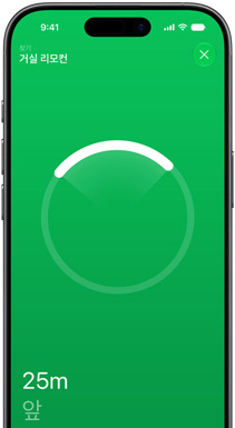 iPhone 화면에 나의 찾기가 표시되고, 화면에 표시된 텍스트에 다음과 같은 내용이 쓰여 있습니다. 찾기, 거실 리모콘, 근처에 있음, 사용자의 물건이 가까이 있습니다. 계속 주위로 움직이세요