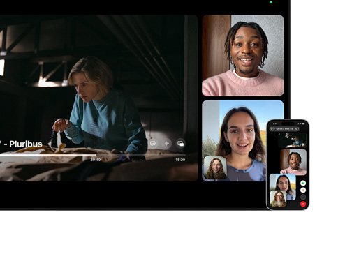 Apple TV 4K와 iPhone의 모습. TV 화면에는 SharePlay 패널이 표시된 프로그램이 보이고, iPhone 화면에는 세 사람이 FaceTime 통화 중인 모습이 보입니다.