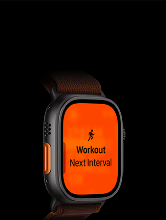 „Apple Watch Ultra 4“, titano korpusas, juodos spalvos, bėgimo treniruotė, kitas intervalas, kairė išorinė pusė, oranžinis veiksmo mygtukas, „Alpine“ apyrankė