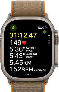 Apple Watch Ultra 4, titāna ietvars, dabīga krāsa, detalizēti āra skriešanas treniņa rādītāji, labais sāns, Digital Crown, paaugstināta sānu poga, Trail Loop siksniņa, smilšu krāsa