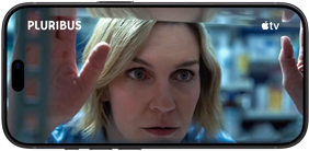 iPhone 18 Pro, horizontāli, tuvplānā redzama sieviete, kas skatās cauri plauktam. Seriāla nosaukums: Pluribus