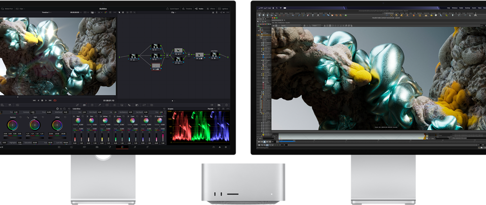 شاشة Studio Display وشاشة Studio Display XDR، كل واحدة منهما موضوعة على أحد جانبي جهاز Mac Studio، تعرضان مساحة عمل فنية، برنامج وأدوات لتصميم نماذج ثلاثية الأبعاد