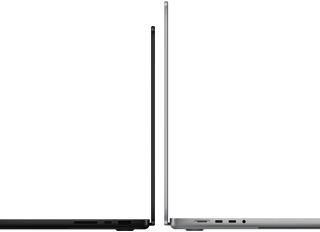 جهازا MacBook Pro مقاس 14 إنش و16 نش معروضان ظهراً لظهر لتوضيح الفرق في الحجم وإبراز نحافة التصميم