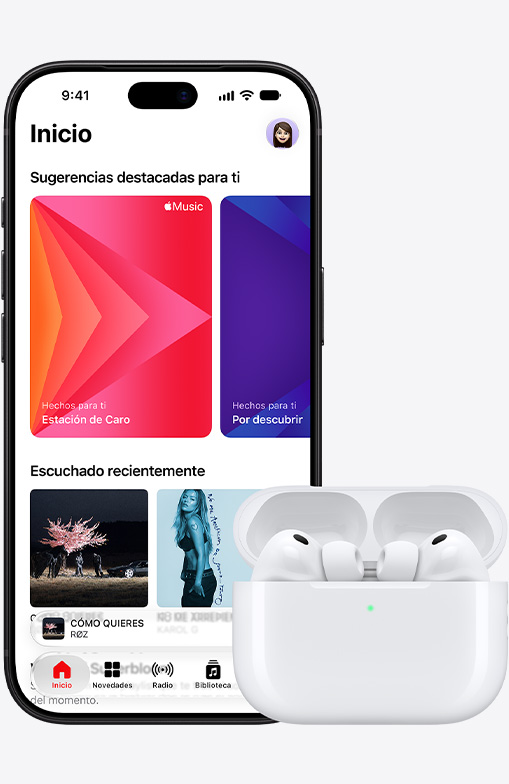 iPhone 18 Pro, parte frontal, pantalla de inicio de Apple Music en la pantalla, junto a unos AirPods Pro 3 en un Estuche de Carga MagSafe abierto