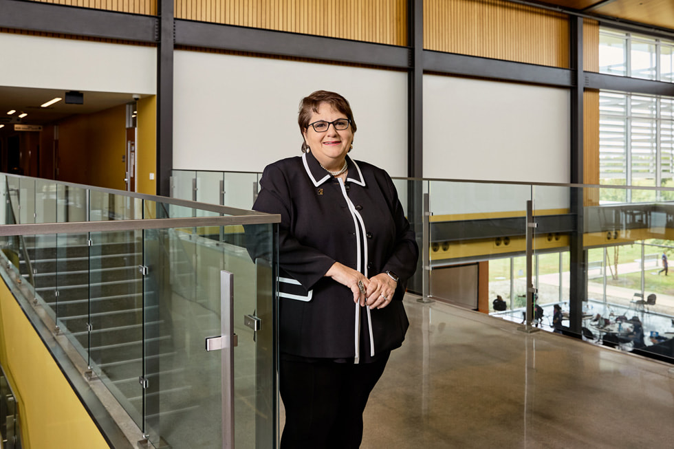 La Dra. Madeline Burillo-Hopkins trabaja con participantes del campamento de verano en tecnología en el Houston Community College.
