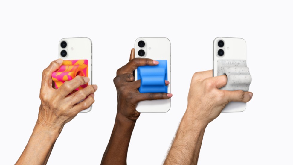 Drie handen houden elk een iPhone 17 Pro vast met daarop de adaptieve accessoire Hikawa Grip & Stand.