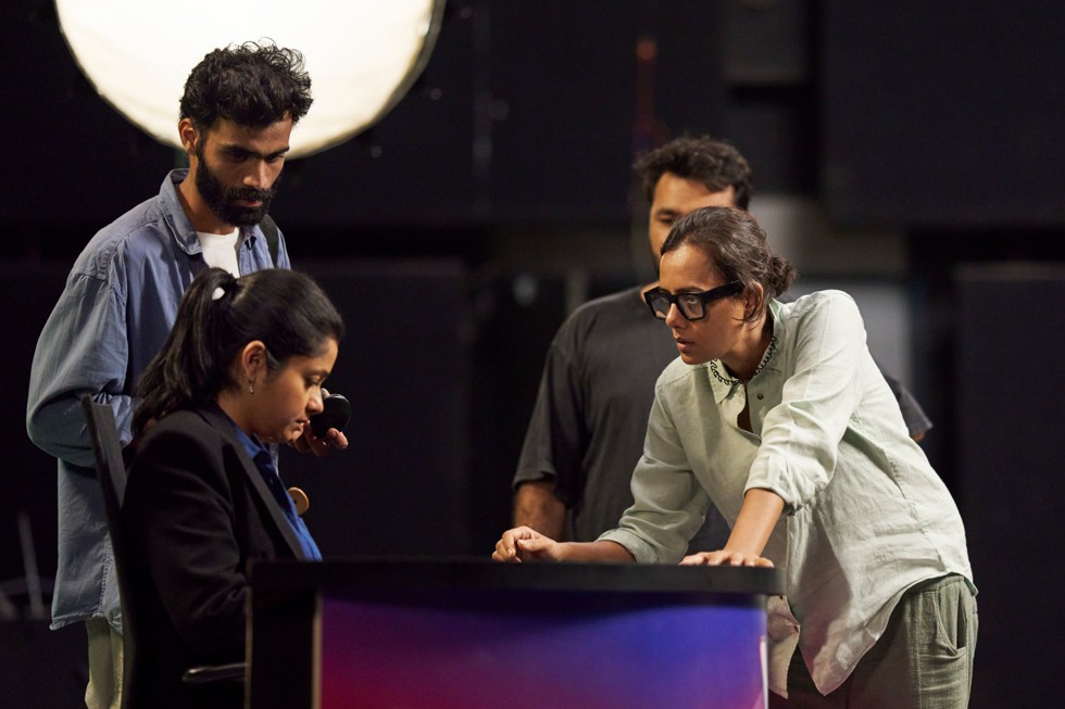 Op de set bespreekt Dhritisree Sarkar samen met haar crew een scène met een actrice.