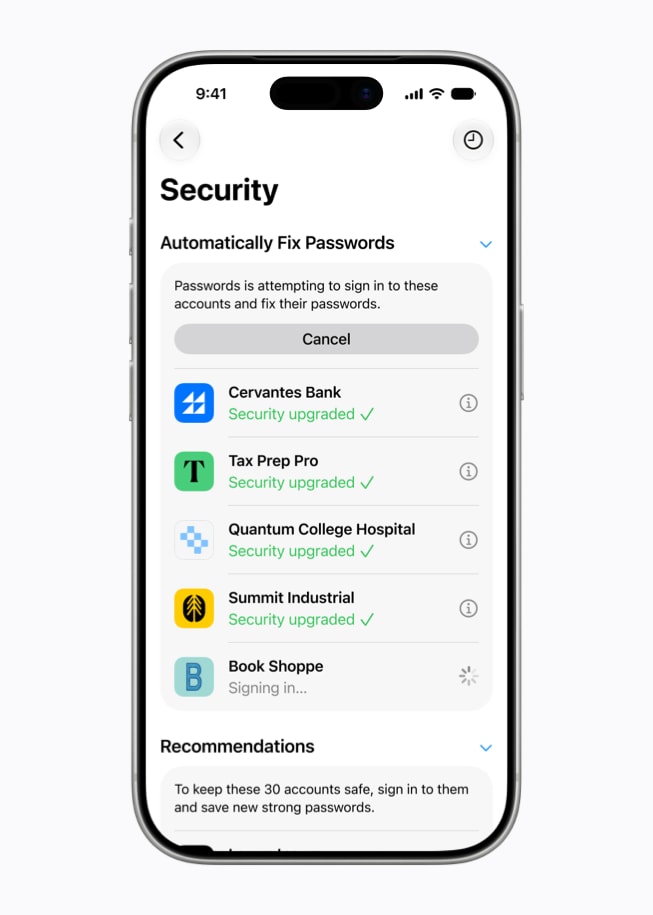 Een iPhone 17 Pro met de Wachtwoorden-app die voor verschillende accounts automatisch een zwak of gehackt wachtwoord aanpast.