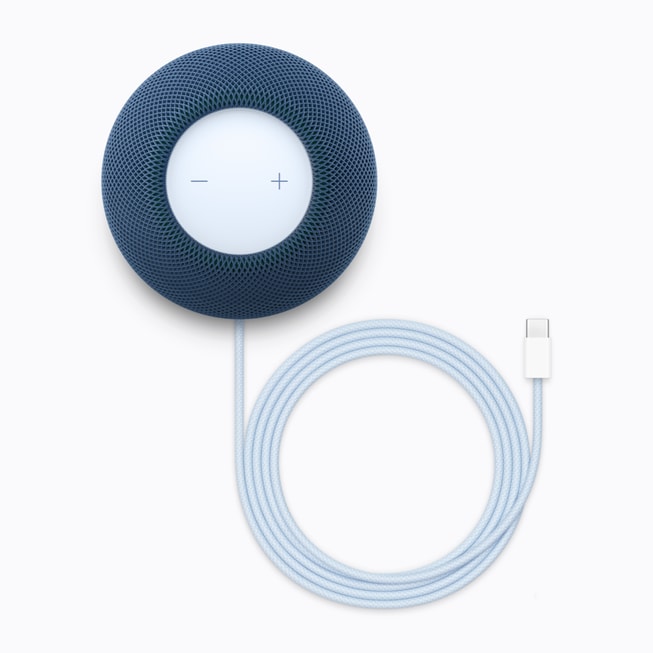 Blå HomePod mini 2 med et medfølgende strømkabel.