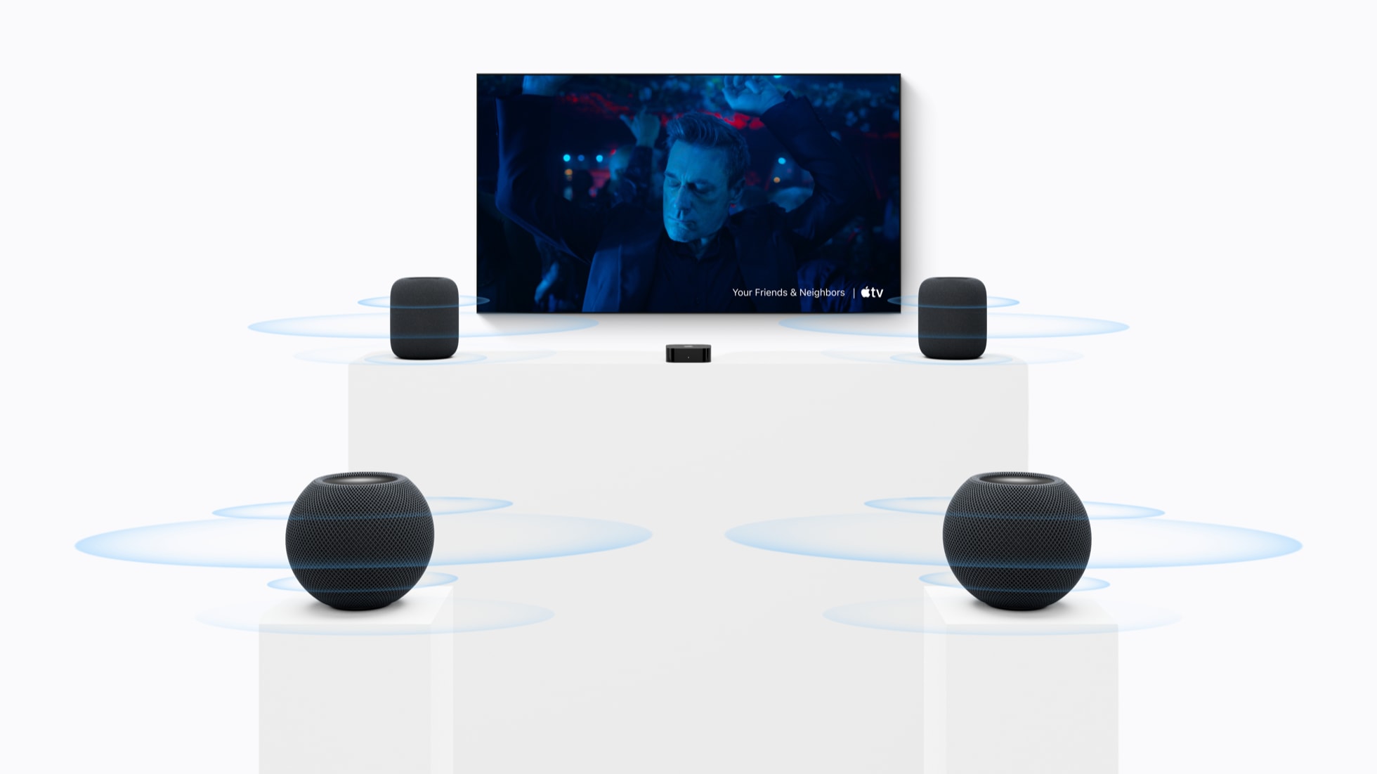 En hjemmebiografopsætning med to HomePod-højttalere (2. generation) foran og to HomePod mini 2-højttalere bagtil.