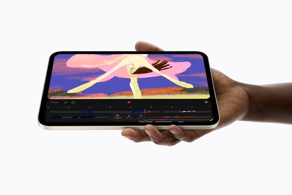 Ein in der Hand gehaltenes iPad mini zeigt einen Procreate Dreams Bildschirm.