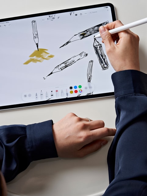 Yoonjeong Lee working on “New Form” with iPad Pro and Apple Pencil.
