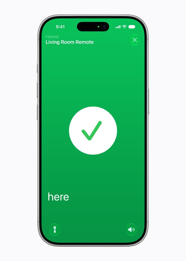 Pantalla de un iPhone 18 Pro que muestra la app Encontrar localizando un Apple TV Remote, con un mensaje de que está 25 metros más adelante.