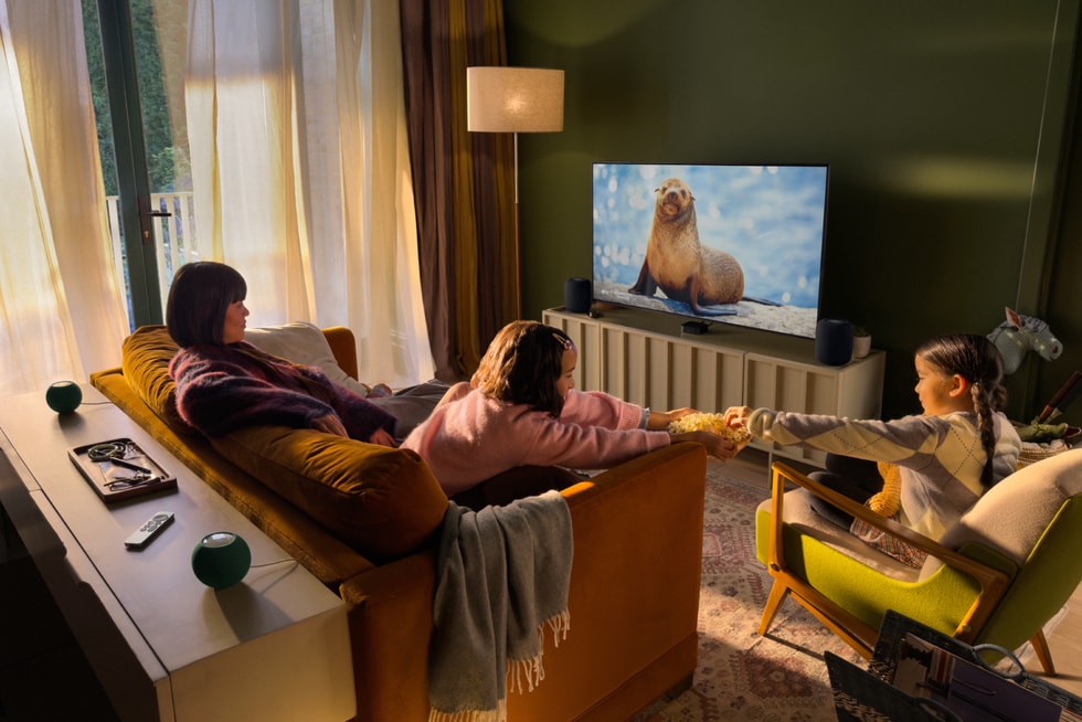Un Apple TV 4K conectado a un sistema de sonido de cuatro bocinas, con dos bocinas HomePod (2.ª generación) en el frente y dos bocinas HomePod mini 2 en la parte posterior.