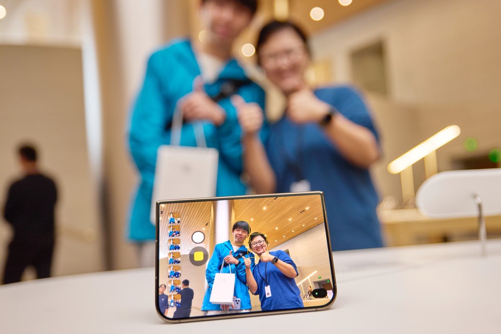 A customer and an Apple team member pose for a selfie on iPhone Duo at Apple Jing’an.