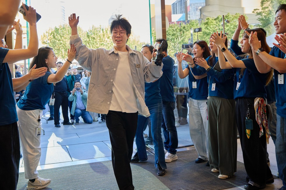 Apple team members welcome incoming customers at Apple Jing’an.