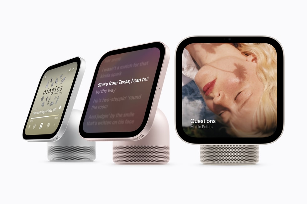 A experiência de entretenimento no Apple Podcasts e no Apple Music é exibida em três aparelhos HomeView.