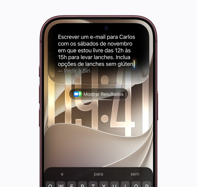 Uma pessoa usa a Siri AI para redigir um e-mail do zero.