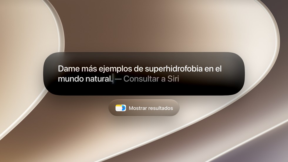 Una persona utiliza Siri AI en Spotlight para resolver una duda.