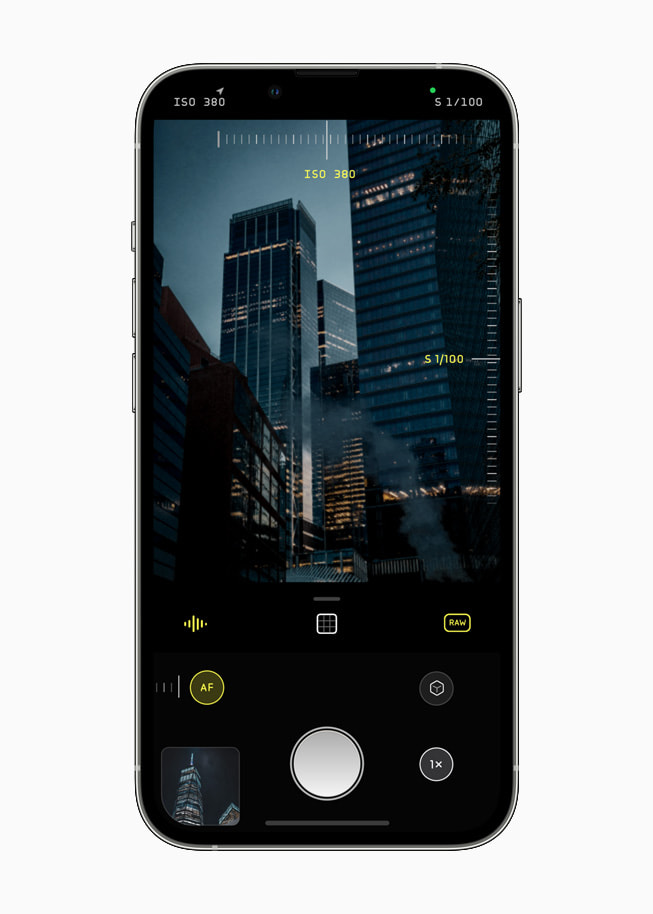 Halide Mark II เปิดอยู่บน iPhone 13 Pro สีเงิน