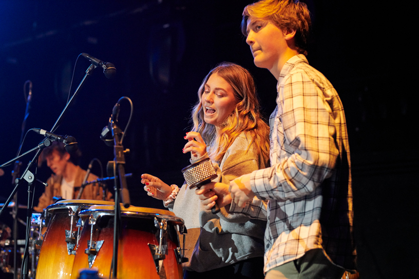 Dos alumnos tocando las percusiones.