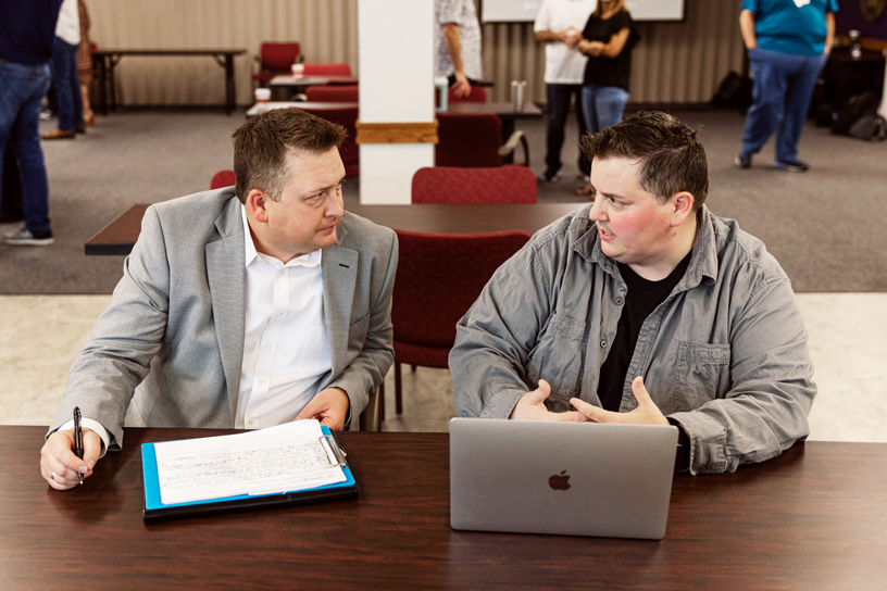 Educadores en Austin, Texas, revisan una app en la MacBook Pro.