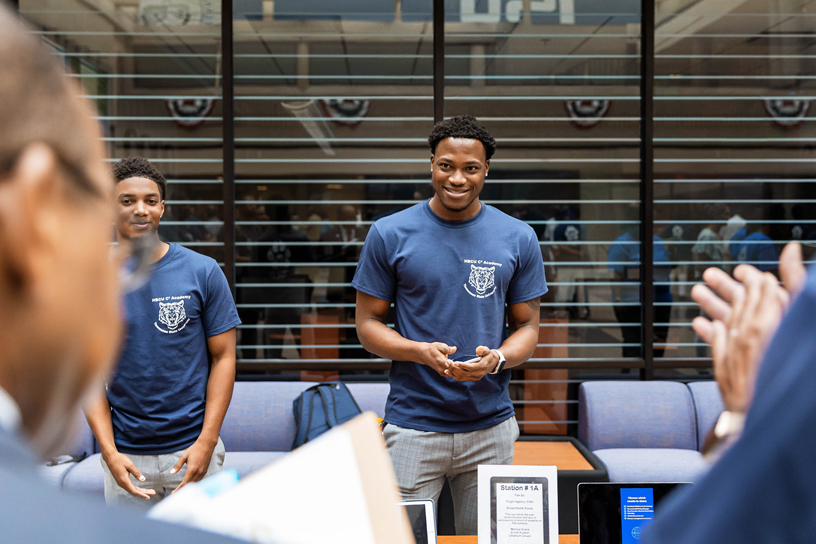 Los alumnos presentan su app en la presentación de la Teacher Coding Academy en Nashville.