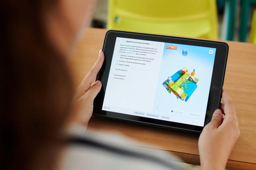 صورة مقربة لجهاز iPad الخاص بالطلاب في معهد دي أميتشيس في ميلانو.