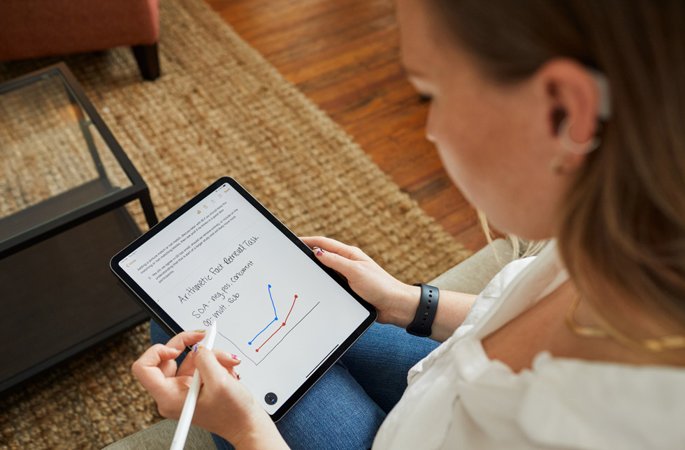 SaraBeth Sullivan usa el Apple Pencil en su iPad Pro.