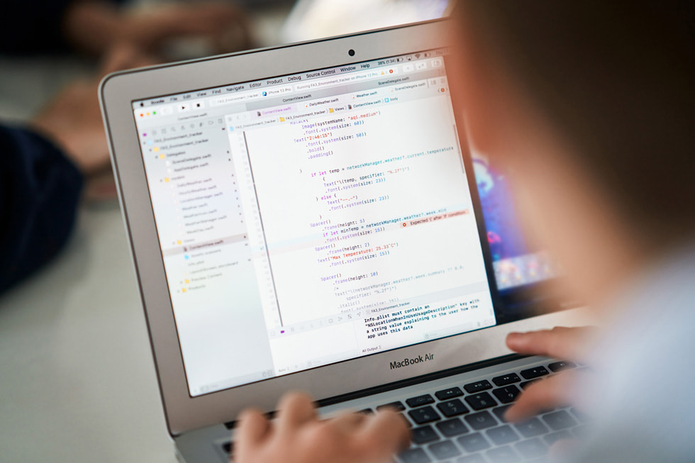 Un estudiante revisa código en una MacBook Air.