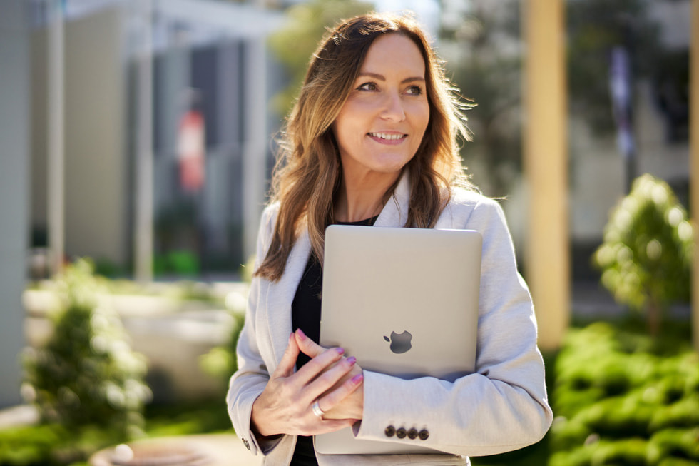 Jackie French, de TAFE Queensland, con una MacBook Air.